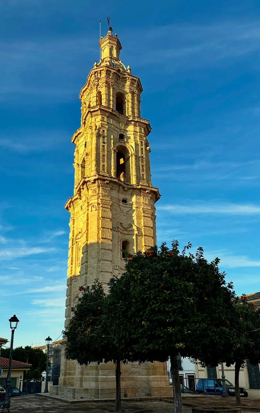 Torre de piedra con reloj en Aguilar de la Frontera, bajo un cielo azul